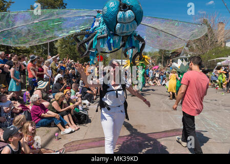 MINNEAPOLIS - 6. Mai 2018: Eine Frau geht mit einem riesigen Libelle Marionette in Minneapolis jährliche May Day Parade. Organisiert von Im Herzen der Bestie Marionette und Maske Theater, die Parade, Zeremonie, und Festival ist in seiner 44. Credit: Nicholas Neufeld/Alamy leben Nachrichten Stockfoto