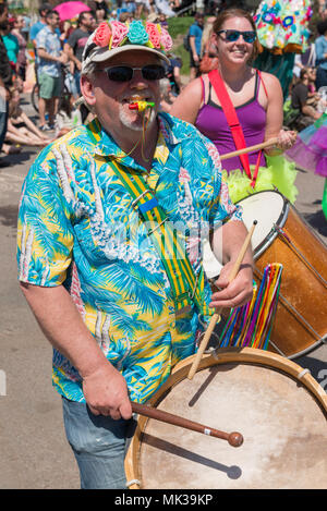 MINNEAPOLIS - 6. Mai 2018: Ein Mann spielt eine Trommel in Minneapolis jährliche May Day Parade. Organisiert von Im Herzen der Bestie Marionette und Maske Theater, die Parade, Zeremonie, und Festival ist in seiner 44. Credit: Nicholas Neufeld/Alamy leben Nachrichten Stockfoto