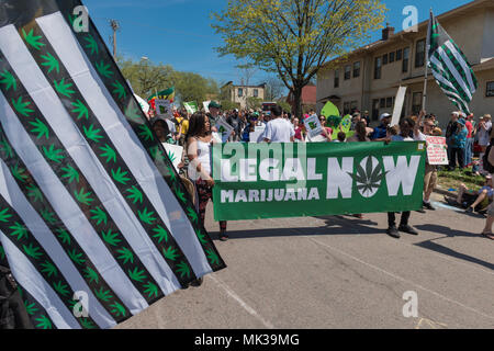 MINNEAPOLIS - 6. Mai 2018: Menschen Fürsprecher für die Legalisierung von Marihuana in Minneapolis jährliche May Day Parade. Organisiert von Im Herzen der Bestie Marionette und Maske Theater, die Parade, Zeremonie, und Festival ist in seiner 44. Credit: Nicholas Neufeld/Alamy leben Nachrichten Stockfoto