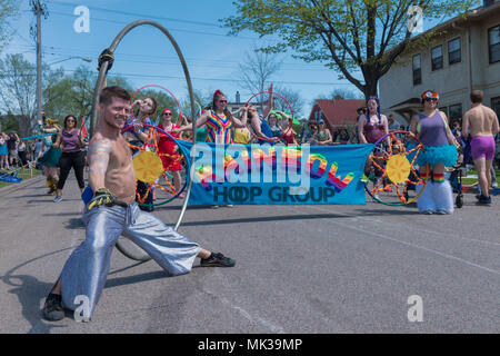 MINNEAPOLIS - 6. Mai 2018: einen reifen Künstler posiert vor seiner Gruppe in Minneapolis jährliche May Day Parade. Organisiert von Im Herzen der Bestie Marionette und Maske Theater, die Parade, Zeremonie, und Festival ist in seiner 44. Credit: Nicholas Neufeld/Alamy leben Nachrichten Stockfoto