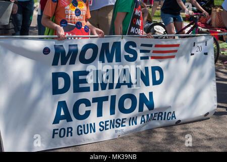 MINNEAPOLIS - Mai 6, 2018: die Menschen in Minneapolis jährliche May Day Parade teilnehmen. Organisiert von Im Herzen der Bestie Marionette und Maske Theater, die Parade, Zeremonie, und Festival ist in seiner 44. Credit: Nicholas Neufeld/Alamy leben Nachrichten Stockfoto