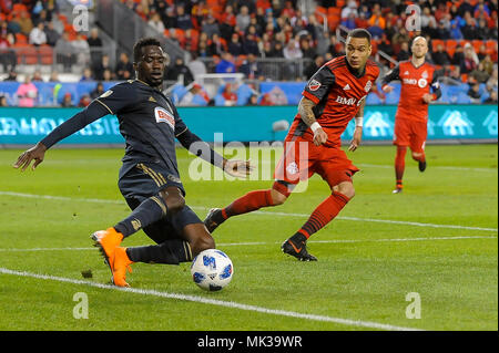 Toronto, Ontario, Kanada. 4. Mai, 2018. David Accam (L) versucht den Ball während 2018 MLS Regular Season Match zwischen Toronto FC (Kanada) und Philadelphia (USA) am BMO Feld Credit: Anatoliy Cherkasov/SOPA Images/ZUMA Draht/Alamy Leben Nachrichten zu schlagen Stockfoto