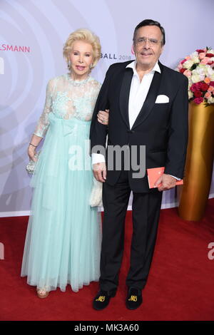 Ute Henriette Ohoven mit Ehemann Mario Ohoven / Anreise Roter Teppich für die rose Ball 2018 zugunsten der Deutsche Schlaganfall Stiftung Hilfe im Hotel InterContinental in Berlin am 05.05.2018 | Verwendung weltweit Stockfoto