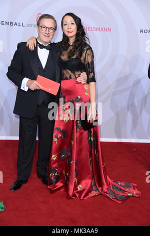 Jan Hofer mit Freundin Phong Lan Truong/Anreise Roter Teppich für die Rose Ball 2018 zugunsten der Deutsche Schlaganfall Stiftung Hilfe im Hotel InterContinental in Berlin am 05.05.2018 | Verwendung weltweit Stockfoto