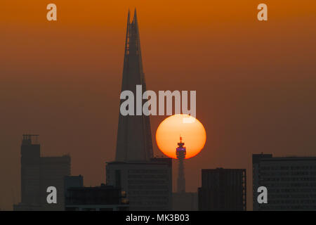 London, Großbritannien. 6. Mai 2018. Der Sonnenuntergang hinter dem London Shard und BT Tower am Abend vor dem heißesten May Bank Holiday Montag prognostiziert wird. Credit: London pix/Alamy leben Nachrichten Stockfoto