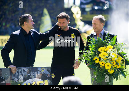 Dortmund, Deutschland. 05. Mai 2018. torwart Roman WEIDENFELLER (MI, DO) wird von Michael ZORC (links, sportlicher Direktor tun) und Hans-Joachim Watzke (Vorsitzender des Geschäft tun) für 16 Jahre Borussia Dortmund, Hommage geehrt, halb Bild, halb Abbildung, Fußball 1. Bundesliga, 33 Spieltag Borussia Dortmund (TH) - FSV FSV FSV Mainz 05 (MZ), am 04/05/2018 in Dortmund/Deutschland. | Verwendung der weltweiten Kredit: dpa/Alamy leben Nachrichten Stockfoto