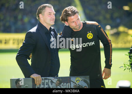 Dortmund, Deutschland. 05. Mai 2018. torwart Roman WEIDENFELLER (rechts, DO) wird von Michael ZORC (links, sportlicher Direktor TUN) für sechzehn Jahre Borussia Dortmund, Hommage geehrt, halb Bild, halb Abbildung, 16, Fußball 1. Fussballbundesliga, 33. Spieltag, Borussia Dortmund (DO) - FSV FSV FSV Mainz 05 (MZ) 1:2, am 05.05.2018 in Dortmund/Deutschland. | Verwendung der weltweiten Kredit: dpa/Alamy leben Nachrichten Stockfoto