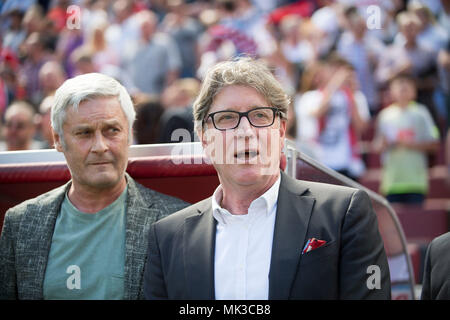 Köln, Deutschland. 05 Mai, 2018. Harald "Toni" Schumacher (Vice President K) singt der Club Hymne, hinter Armin Veh (Geschftsfuehrer K) Fußball 1. 1. Fussballbundesliga, 33. Spieltag, FC Köln (K) - FC Bayern München (M) 1:3, am 05.05.2018 in Köln, Deutschland. | Verwendung der weltweiten Kredit: dpa/Alamy leben Nachrichten Stockfoto