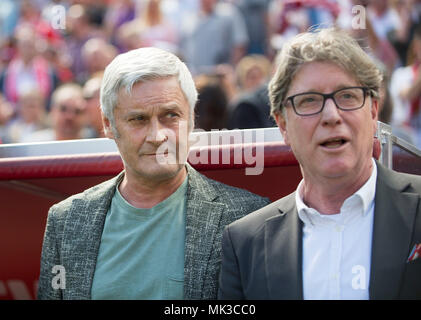 Köln, Deutschland. 05 Mai, 2018. Armin Veh (Geschäftsführer K), vor, dass Harald "Toni" Schumacher (Vice President K), Fußball 1. 1. Fussballbundesliga, 33. Spieltag, FC Köln (K) - FC Bayern München (M) 1:3, 05.05.2018 in Köln/Deutschland. | Verwendung der weltweiten Kredit: dpa/Alamy leben Nachrichten Stockfoto