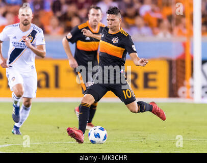 Mai 5, 2018: Houston Dynamo Mittelfeldspieler Tomas Martinez (10) während der zweiten Hälfte der Partie zwischen dem Houston Dynamo und die Los Angeles Galaxy am 5. Mai 2018 bei BBVA Compass Stadion in Houston, Texas. Der Houston Dynamo Beat der LA Galaxy in regelmäßigen Zeit 3-2. Stockfoto