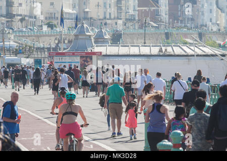 Brighton, UK. 7. Mai 2018. Sonnenanbeter machen einen frühen Start an der Küste von Brighton Beach als große Menschenmassen beachgoers wird erwartet, dass sie an einem heißen Feiertag Montag mit Rekordtemperaturen für Kredit zu steigen: Amer ghazzal/Alamy Live News Credit: Amer ghazzal/Alamy leben Nachrichten Stockfoto