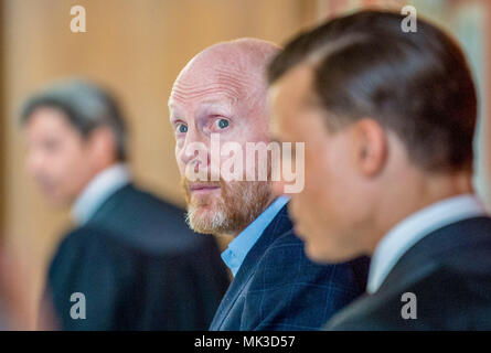 07. Mai 2018, Deutschland, München: Die beklagte Matthias Sammer, ehemaliger Vorstand des FC Bayern München, verlässt den Hof Zimmer nach dem Beginn der Verhandlung im Amtsgericht I. Sammer ist angeklagt wegen angeblicher Täuschung. In diesem Fall geht es um die Übertragung der Fußball-Spieler in einem Joint Venture mit Sammer ist Sohn nach Aussage der Staatsanwaltschaft. Foto: Lino Mirgeler/dpa Stockfoto