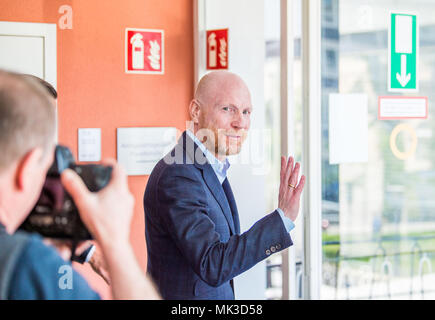 07. Mai 2018, Deutschland, München: Die beklagte Matthias Sammer, ehemaliger Vorstand der FC Bayern München trifft im Gerichtssaal zu Beginn der Studie im Amtsgericht. Sammer ist der angeblichen Täuschung vorgeworfen. In diesem Fall geht es um die Übertragung der Fußball-Spieler in einem Joint Venture mit Sammer ist Sohn nach Aussage der Staatsanwaltschaft. Foto: Lino Mirgeler/dpa Stockfoto