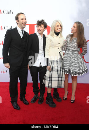 Westwood, Ca. 6. Mai, 2018. Dexter Keaton, Diane Keaton, Herzog Keaton, bei der Premiere von Paramount Pictures' Buch Club im Regency Dorf Theater in Westwood, Kalifornien am 6. Mai 2018. Credit: Faye Sadou/Medien Punch/Alamy leben Nachrichten Stockfoto