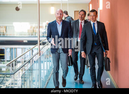 07. Mai 2018, Deutschland, München: Die beklagte Matthias Sammer (L), ehemaliger Vorstand des FC Bayern München, verlässt den Hof Zimmer mit seinen Anwälten Gerhard Riedl (C) und Fabian Prinz von der Kanzlei Dr. Riedl nach dem Beginn der Verhandlung im Amtsgericht I. Sammer wird vorgeworfen, arglistige Täuschung. In diesem Fall geht es um die Übertragung der Fußball-Spieler in einem Joint Venture mit Sammer ist Sohn nach Aussage der Staatsanwaltschaft. (Namen hinzugefügt) Foto: Lino Mirgeler/dpa Stockfoto