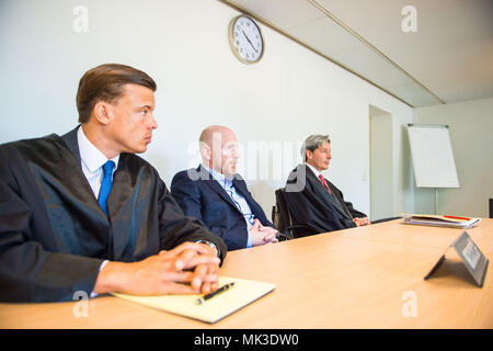 07. Mai 2018, Deutschland, München: Die beklagte Matthias Sammer (C), ehemaliger Vorstand des FC Bayern München, sitzt in der Hof Zimmer mit seinen Anwälten Gerhard Riedl (R) und Fabian Prinz (L) der Kanzlei Dr. Riedl während der Beginn der Verhandlung im Amtsgericht I. Sammer wird vorgeworfen, arglistige Täuschung. In diesem Fall geht es um die Übertragung der Fußball-Spieler in einem Joint Venture mit Sammer ist Sohn nach Aussage der Staatsanwaltschaft. (Namen hinzugefügt) Foto: Lino Mirgeler/dpa Stockfoto