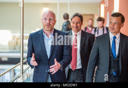 07. Mai 2018, Deutschland, München: Die beklagte Matthias Sammer (L), ehemaliger Vorstand des FC Bayern München, verlässt den Hof Zimmer mit seinen Anwälten Gerhard Riedl (C) und Fabian Prinz von der Kanzlei Dr. Riedl nach dem Beginn der Verhandlung im Amtsgericht I. Sammer wird vorgeworfen, arglistige Täuschung. In diesem Fall geht es um die Übertragung der Fußball-Spieler in einem Joint Venture mit Sammer ist Sohn nach Aussage der Staatsanwaltschaft. (Namen hinzugefügt) Foto: Lino Mirgeler/dpa Stockfoto