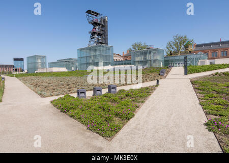 KATOWICE, Polen - 05.Mai 2018: Die modernen Gebäude der Schlesischen Museum durch eine Welle der ehemaligen Zeche "Katowice", jetzt als eine angepasste begleitet Stockfoto