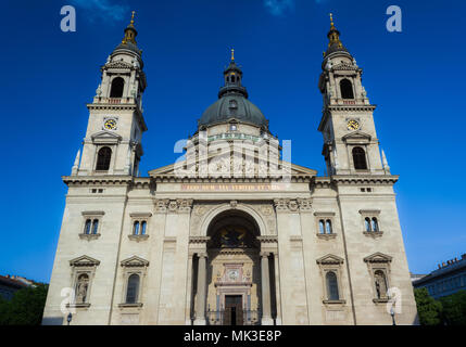 St. Stephans Basilika, die größte Kirche in Budapest, Ungarn. Eine der Schönsten und bedeutende Kirchen des Landes. EGO SUM VIA VERITAS ET VITA bedeutet, Ich bin der Weg und die Wahrheit und das Leben. Stockfoto