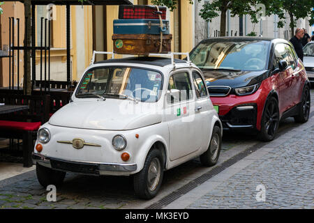 BUDAPEST, Ungarn - 5. Mai 2018: Veteran Fiat 500 trifft auf Moderne BMW i3. Technologie und Tradition. Die Vergangenheit und die Zukunft. Stockfoto