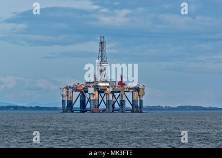 CROMARTY FIRTH SCHOTTLAND STILLGELEGTEN ÖLPLATTFORM LÜGEN AUS DER STADT INVERGORDON Stockfoto