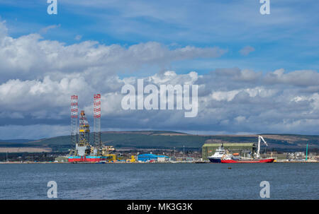 CROMARTY FIRTH SCHOTTLAND EINER STILLGELEGTEN ÖLPLATTFORM MAERSK REACHER bei Reparaturarbeiten liegen aus INVERGORDON mit Hügeln hinter Stockfoto