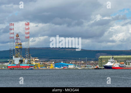 CROMARTY FIRTH SCHOTTLAND EINER STILLGELEGTEN ÖLPLATTFORM MAERSK REACHER bei Reparaturarbeiten liegen aus INVERGORDON MIT ZWEI BOOTEN Stockfoto