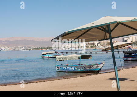 Touristische Schiffe auf den Strand von Aqaba, Jordanien. Beliebter Ferienort, im Norden des Roten Meeres. Stockfoto