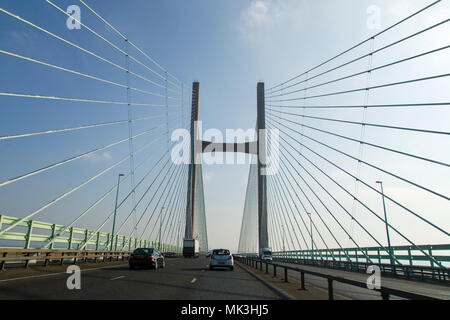 Newport, Großbritannien: 24. Februar 2018: die Überquerung der Severn Bridge nach Osten gebunden. Folgende Traffic über den Severn River in England. Stockfoto