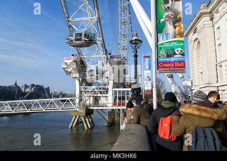 London, Großbritannien: 24. Februar 2018: Das London Eye in London zieht Tausende von Touristen jeden Tag. Neben der Themse entfernt. Stockfoto