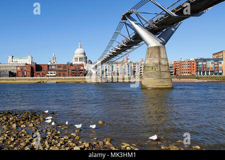 London, Großbritannien: 25. Februar 2018: Die Millennium Bridge mit Fußgängern, die zu St. Paul's Kathedrale. Zwei berühmte Wahrzeichen von London. Stockfoto