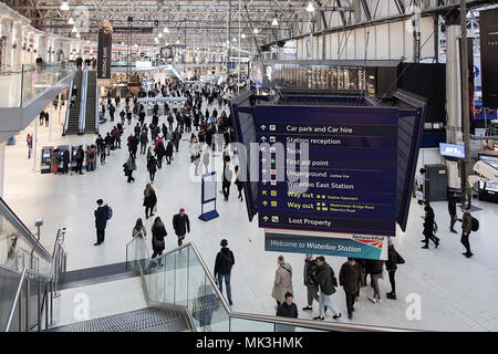 London, Großbritannien: 26. Februar 2018: Der Bahnhof Waterloo ist ein Londoner Terminus auf das nationale Eisenbahnnetz im Stadtteil Lambeth entfernt. Stockfoto