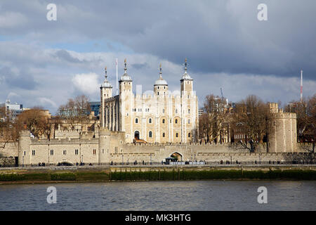 Tower von London und Traitors Gate am Ufer der Themse. Das Tor wurde von Edward baute ich ein wassertor Eingang des Turmes zur Verfügung zu stellen. Stockfoto