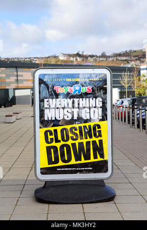 Swansea, Großbritannien: März 08, 2018: Vorderansicht eines Toys R Us store mit Schließung Zeichen in das Fenster. Toys R Us Inc. ist ein Amerikanischen Spielwarenhändler. Stockfoto