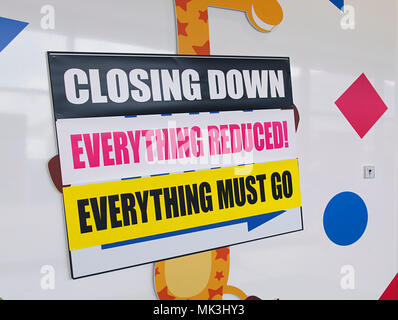 Swansea, Großbritannien: März 08, 2018: Vorderansicht eines Toys R Us store mit Schließung Zeichen in das Fenster. Toys R Us Inc. ist ein Amerikanischen Spielwarenhändler. Stockfoto