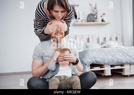 Glückliche Familie, Mutter, Vater, Kind Tochter zu Hause Stockfoto