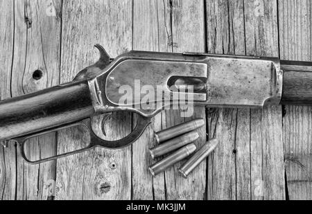 Antike 1876 Hebelbetätigung cowboy Gewehr in Schwarz und Weiß. Stockfoto