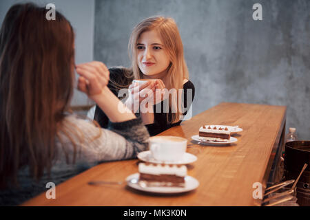 Getonten Bild der besten Freunde in Datum in ein Café oder Restaurant. Schöne Mädchen sprechen oder Kommunikation, und trinken Kaffee Stockfoto