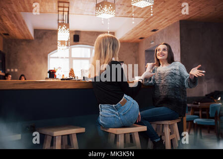 Zwei Freundinnen trinken Kaffee im Cafe Stockfoto