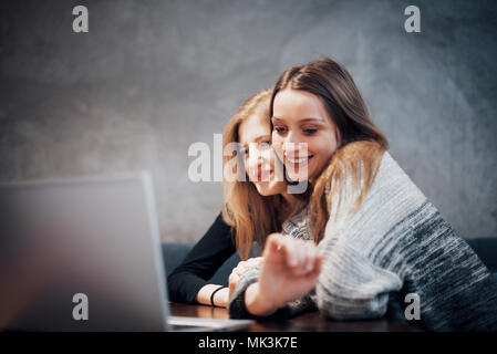 Zwei Mädchen im Netz surfen, auf soziale Netzwerke auf einem Laptop und Spaß haben Stockfoto