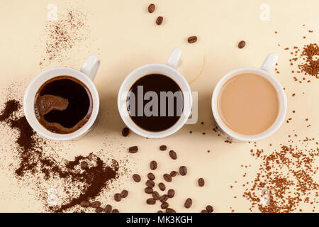 Drei Tassen Kaffee mit Boden und Instant Kaffee und gerösteten Bohnen von oben. Stockfoto