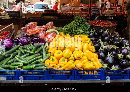 Obst und Gemüse in den Straßen von berühmten ballarò Markt in Palermo, Sizilien Stockfoto