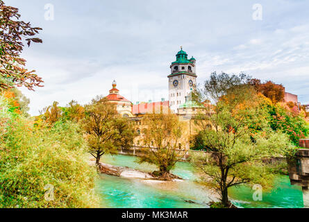 München, Deutschland - Herbst Blick auf die Isar mit der neo-barocken Das Müllersche Volksbad Stockfoto