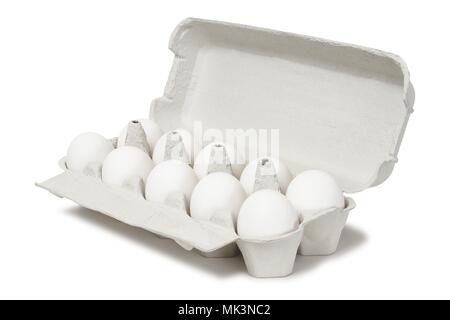 Zehn weiße Eier in Container auf weißem Hintergrund Stockfoto