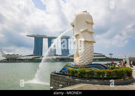 Der Merlion und Marina Bay Sands, die beiden wichtigsten Sehenswürdigkeiten an der Marina Bay in Singapur. Stockfoto