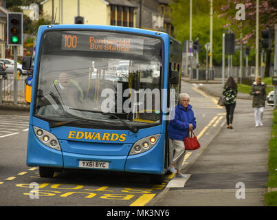 Person erhalten Sie einen Edwards Bus an einer Bushaltestelle Stockfoto