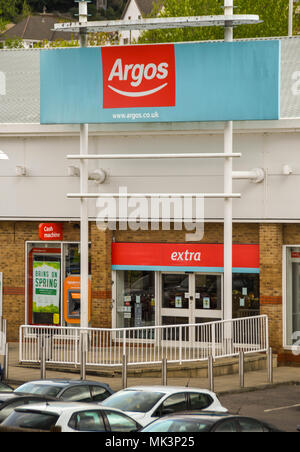 Großes Schild über dem Eingang zu einem Argos Store auf eine Retail Park Stockfoto
