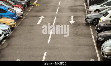 Fahrbahnmarkierungen in einem Retail Park durch Pfeile angezeigt, die Fahrer die Fahrtrichtung Stockfoto