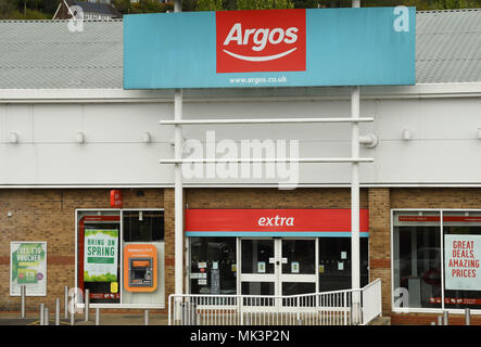 Großes Schild über dem Eingang zu einem Argos Store auf eine Retail Park Stockfoto