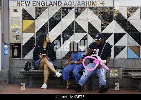 Passagiere warten auf einen Zug im Aquarium der U-Bahn Station, Boston, Massachusetts Stockfoto